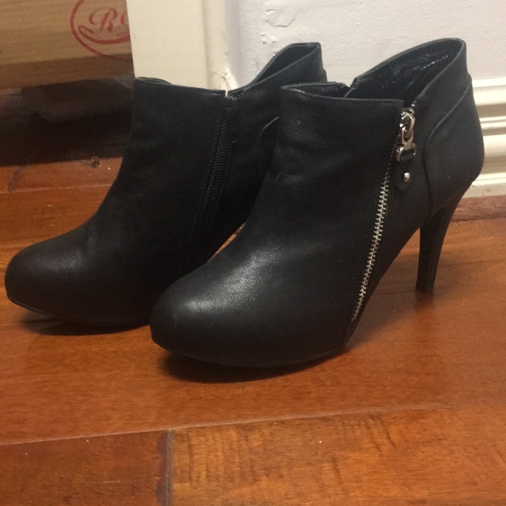 Black leather ankle boots size 8